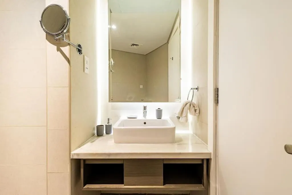 Spacious Studio With Pool - Canal & Burj Views Dubai