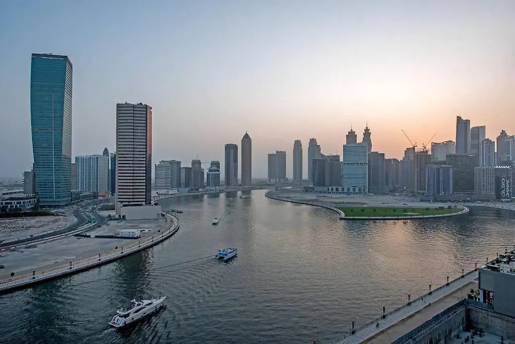 Spacious Studio With Pool - Canal & Burj Views Dubai