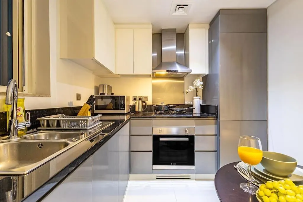 Spacious Studio With Pool - Canal & Burj Views Dubai Apartment