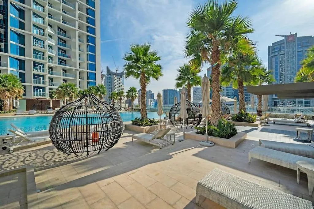 Spacious Studio With Pool - Canal & Burj Views Dubai