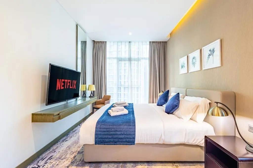 Spacious Studio With Pool - Canal & Burj Views Dubai