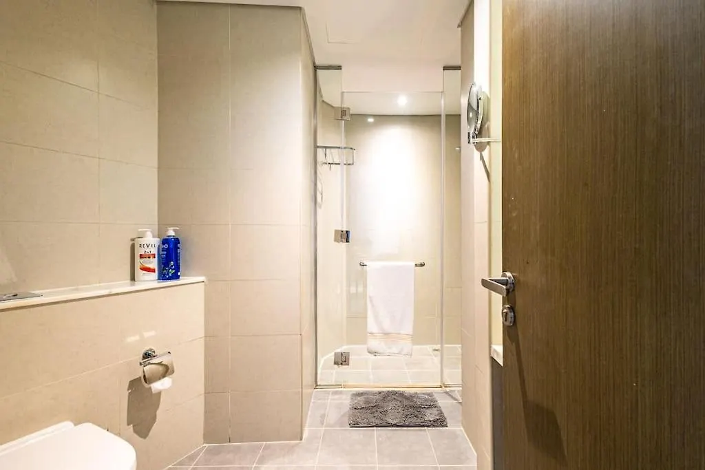 Spacious Studio With Pool - Canal & Burj Views Dubai Apartment